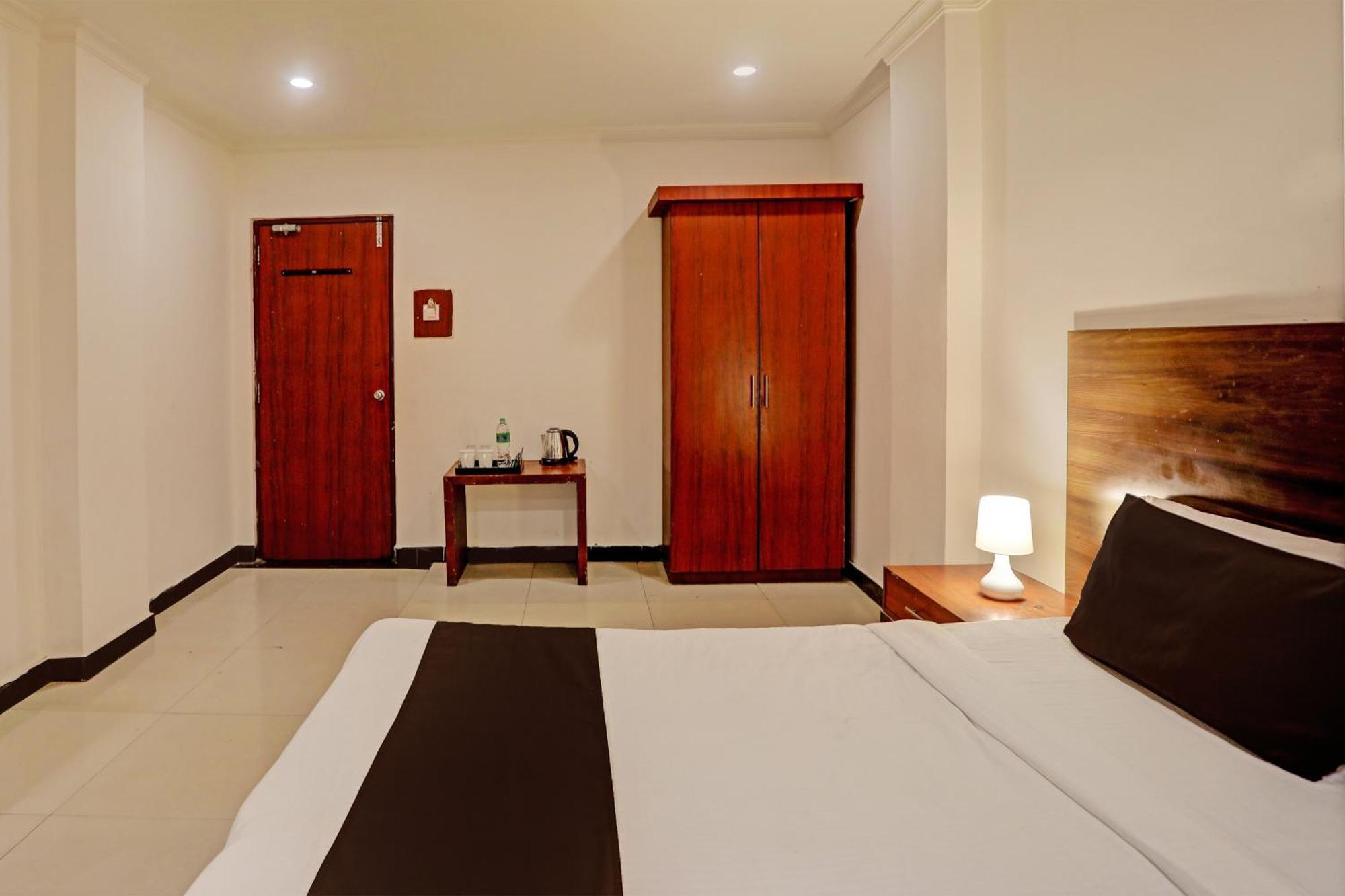 Hotel Airport Land Нью-Дели Экстерьер фото