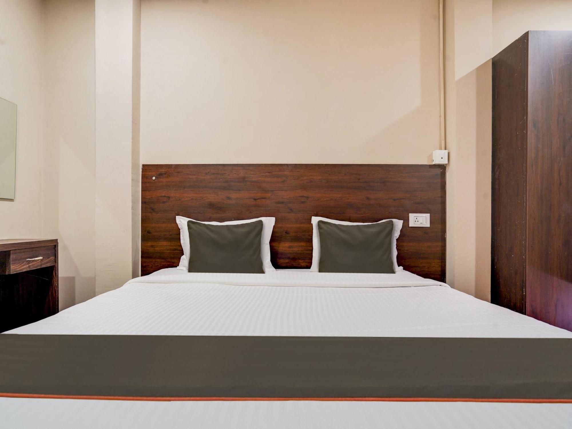 Hotel Airport Land Нью-Дели Экстерьер фото