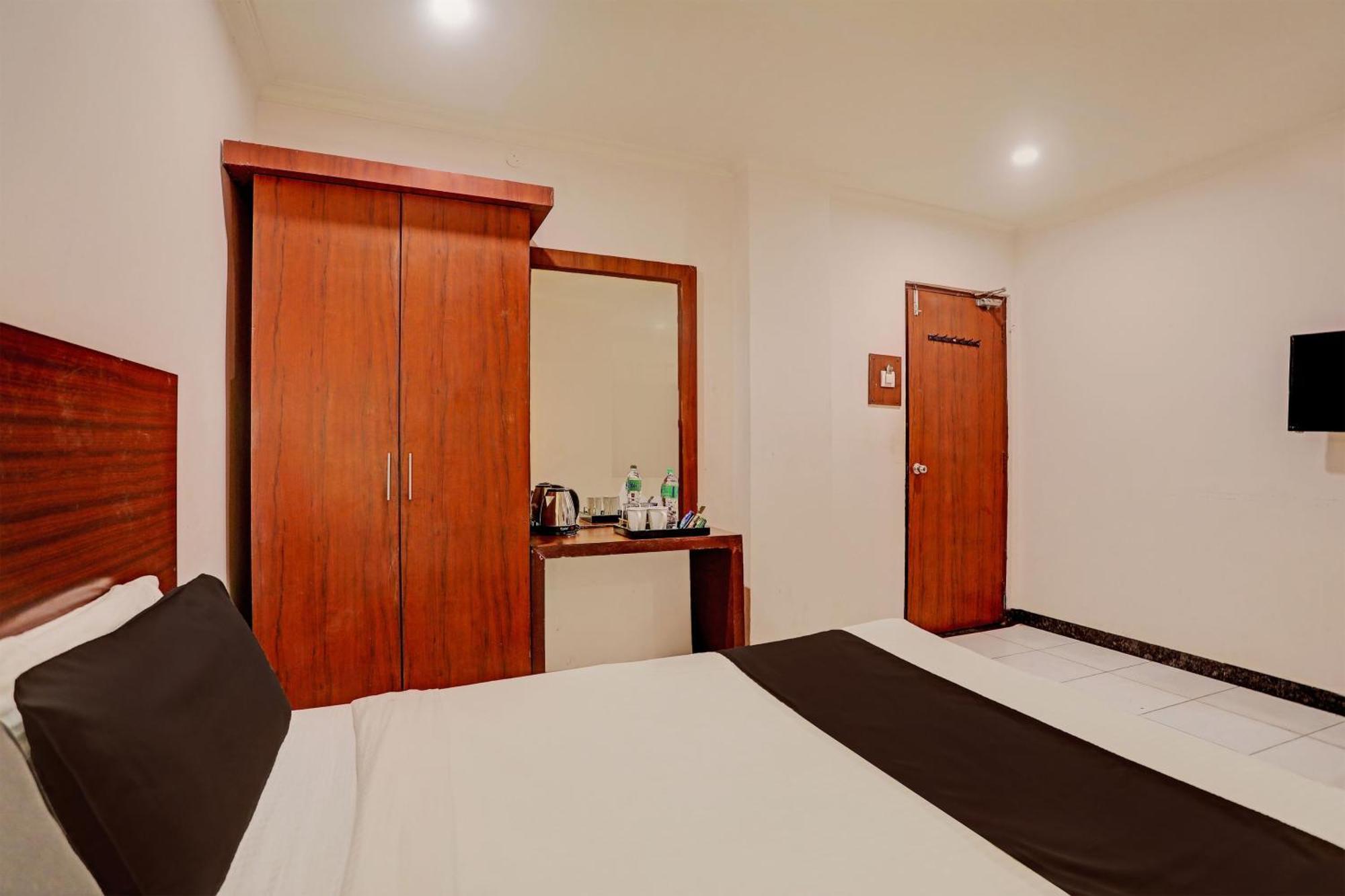 Hotel Airport Land Нью-Дели Экстерьер фото
